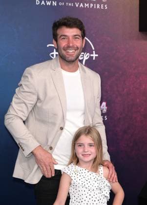 Zombies 4 Dawn of the Vampires Premiere - Los Angeles, USA LOS ANGELES, USA. July 08, 2025: James Wolk & Daughter at the premiere for Disney s Zombies 4: Dawn of the Vampires . Los Angeles CA USA  Copyright: xPaulxSmith Featureflashx