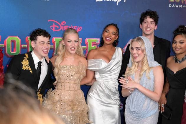 Entertainment Themen der Woche KW28 Zombies 4 Dawn of the Vampires Premiere - Los Angeles, USA LOS ANGELES, USA. July 08, 2025: Julian Lerner, Freya Skye, Chandler Kinney, Milo Manheim, Meg Donnelly & Sway Bhatia at the premiere for Disney s Zombies 4: Dawn of the Vampires . Los Angeles CA USA  Copyright: xPaulxSmith Featureflashx