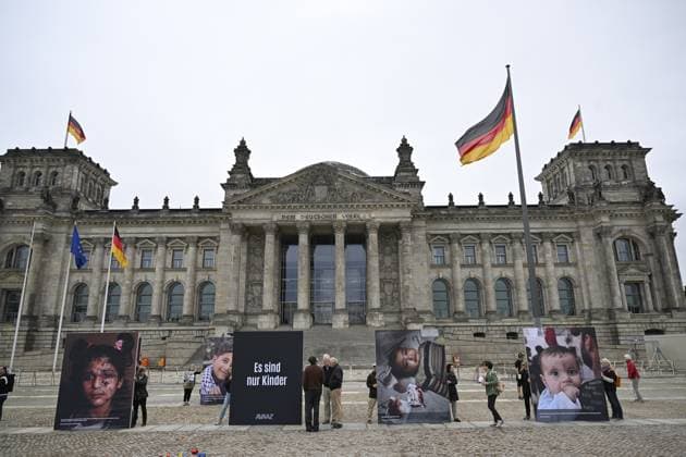 News Themen der Woche KW28 Protest outside German parliament for Palestinian children BERLIN, GERMANY - JULY 09: Photos of Palestinian children in Gaza are exhibited outside German parliament (Bundestag) in Berlin on July 09, 2025. Halil Sagirkaya Anadolu Berlin Germany. Editorial use only. Please get in touch for any other usage.  Copyright: x2025xAnadoluxHalilxSagirkayax