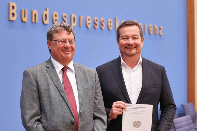 News Themen der Woche KW28 Berlin, Deutschland, 09.07.2025: Bundespressekonferenz: Bericht des Polizeibeauftragten des Bundes beim Deutschen Bundestag: L-R: Heinz-Willi Heynckes, Leitender Beamter beim Polizeibeauftragten des Bundes beim Deutschen Bundestag und Uli Grötsch, Polizeibeauftragter des Bundes beim Deutschen Bundestag *** Berlin, Germany, 09 07 2025 Federal Press Conference Report of the Federal Police Commissioner to the German Bundestag L R Heinz Willi Heynckes, Senior Official at the Federal Police Commissioner to the German Bundestag and Uli Grötsch, Federal Police Commissioner to the German Bundestag Copyright: xdtsxNachrichtenagenturx dts_74189