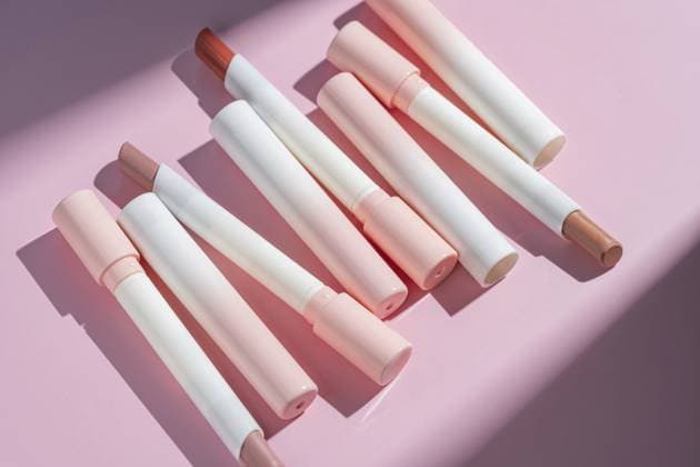 Set von farbigen Lippenstiften. Rot, rosa, braun, nackt Lippenstift Mockup. Make up Verpackung. Dekorative Kosmetik für die Lippen. Leere Vorlage von Behältern. Rosa Hintergrund Set of colored lipsticks. Red, pink, brown, nude lipstick mockup. Make up packaging. Decorative cosmetic for lip. Blank template of containers. Pink background Copyright: imageBROKER IrinaxKvyatkovskaya ibxiqx14277458.jpg
