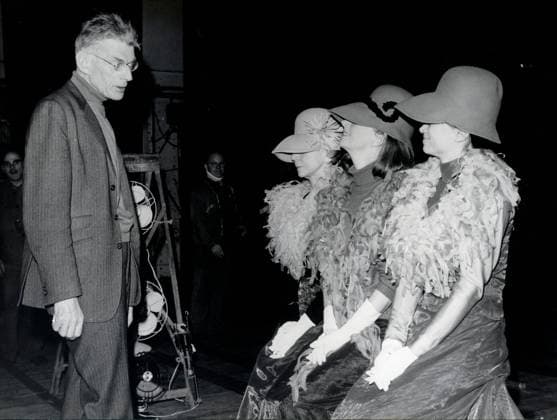 Schriftsteller Samuel Beckett 1906 - 1989 26. Februar 1966 - Paris, Frankreich - Schriftsteller SAMUEL BECKETT, Gewinner des Nobelpreises für Literatur 1969 und Autor von Warten auf Godot . IM BILD: SAMUEL BECKETT steht im Gespräch mit einer Gruppe von Damen in passenden Outfits. Paris France *** Writer Samuel Beckett 1906 1989 26 February 1966 Paris, France Writer Samuel BECKETT, Winners of Nobel Prize for Literature 1969 and Author from wait at Godot at Picture Samuel Beckett is at Interview with a Group from ladies in appropriate Outfits Paris France  Copyright: xUnitedxArchivesx xkpaxKeystonex 19660226_kts_k09_038