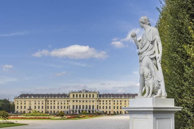 Wien, Österreich 8. September 2024: Schloss Schonbrunn und Gärten in Wien in Österreich Vienna, Austria - September 8, 2024: Schonbrunn Palace and gardens in Vienna in Austria Copyright: imageBROKER HildaxWeges ibxiqx13838317.jpg