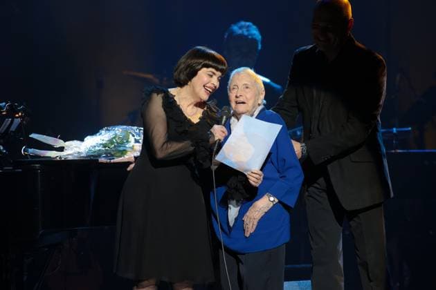 Info - La mère de Mireille Mathieu , Marcelle-Sophie Mathieu, est décédée dimanche matin à Avignon à l âge de 94 ans - Mireille Mathieu s mother, Marcelle-Sophie Mathieu died sunday morning at the age of 94 years old in Avignon - Mireille Mathieu et mère Marcelle-Sophie Poirier lors de son concert à Lille, le 14 novembre 2014. Mireille Mathieu and her mother Marcelle-Sophie Poirier on concert in Lille on November 14, 2014. Lille France *** Info Mireille Mathieus mother, Marcelle Sophie Mathieu, died Sunday morning in Avignon at the age of 94 years old Mireille Mathieus mother, Marcelle Sophie Mathieu died Sunday morning at the age of 94 years old in Avignon Mireille Mathieu et mère Marcelle Sophie Poirier lors de son concert à Lille, le 14  Copyright: xVANSTEENKISTExSTEPHANEx xBESTIMAGExVANSTEENKISTExSTEPHANEx xBESTIMAGEx