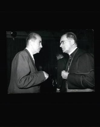 18. Juni 1966 - Im Bild sind zwei prominente Teilnehmer des 17. Sudetendeutschen Kongresses in München zu sehen: Otto von Habsburg (links) und Julius Kardinal Döpfner (rechts). 400.000 Sudetendeutsche kamen in die bayerische Landeshauptstadt zum dreitägigen Kongress, der unter dem Motto Das Recht wird siegen eröffnet wurde. Der Preis Europäischer Karlspreis der Sudetendeutschen Landsmannschaft wurde verliehen. Zu den weiteren prominenten Teilnehmern zählten Bundesfamilienminister Bruno Heck, Ministerpräsident Alfons Goppel und Münchner Bürgermeister Vogel. *** 18 June 1966 at Picture are Two Celebrities Participants of 17 Sudeten Germans Congress in Munich to se  Copyright: xUnitedxArchivesx xkpaxKeystonex 19660618_baf_k09_005