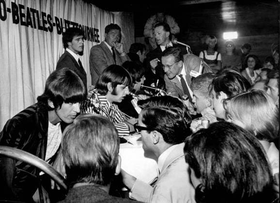 Englische Rockband The Beatles 1960 - 1970 23. Juni 1966 München, Deutschland Die berühmte britische Popgruppe THE BEATLES tritt in München, Essen und Hamburg auf. Um 12 Uhr landeten sie heute mit British European Airways aus London kommend am Flughafen München-Riehm. IM BILD: Die Beatles während der Pressekonferenz im Hotel Bayerischer Hof. Munich Germany *** English Rock band The Beatles 1960 1970 23 June 1966 Munich, Germany the famous British Pop group The Beatles Tritt in Munich, Food and Hamburg at at 12 Clock landed you Today with British European Airways from London Coming on Airport Munich Riehm at Picture the Beatles during the Press conference at Hotel Bavarian Farm Munich Germany  Copyright: xUnitedxArchivesx xkpaxKeystonex 19660623_mab_k09_102