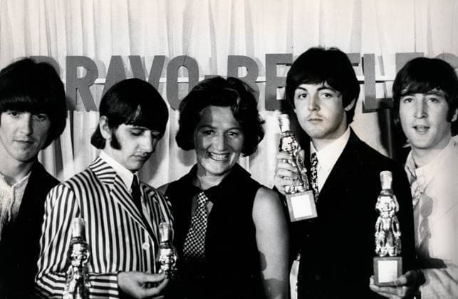 Englische Rockband The Beatles 1960 - 1970 24. Juni 1966 – München, Deutschland – Das erste Konzert der berühmten englischen Rockband The BEATLES in München im Circus Krone Bau . IM BILD: Beatles (LR) GEORGE HARRISON, RINGO STARR, PAUL MCCARTNEY und JOHN LENNON. Munich Germany *** English Rock band The Beatles 1960 1970 24 June 1966 – Munich, Germany – the First Concert the famous English Rock band The Beatles in Munich at Circus Crown Construction at Picture Beatles LR George HARRISON, Ringo STARR, Paul McCartney and John Lennon Munich Germany  Copyright: xUnitedxArchivesx xkpaxKeystonex 19660624_jdo_k09_105