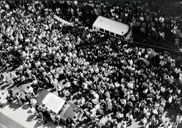 Englische Rockband The Beatles 1960 - 1970 24. Juni 1966 – München, Deutschland – Fans warten vor dem Münchner Hotel, um im Circus Krone Bau eine der erfolgreichsten und beliebtesten Musikgruppen der Geschichte, die BEATLES, auftreten zu hören. Munich Germany *** English Rock band The Beatles 1960 1970 24 June 1966 – Munich, Germany – Fans wait before the Munich Hotel, at at Circus Crown Construction a the most successful and most popular Music groups the History, the BEATLES, Appearance to listen Munich Germany  Copyright: xUnitedxArchivesx xkpaxKeystonex 19660624_jdo_k09_110