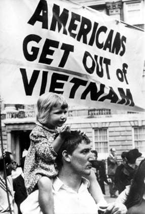 Antikriegskundgebung in London 6. Juli 1966 London, England, Vereinigtes Königreich Der Vietnamkrieg, auch bekannt als Zweiter Indochinakrieg, war ein militärischer Konflikt, der von 1959 bis 1975 in Vietnam ausgetragen wurde. Dabei gerieten Nordvietnamesen und die Nationale Befreiungsfront (NLF) in Konflikt mit den US-amerikanischen Streitkräften und der südvietnamesischen Armee. Nachdem die Vietnamesen im Ersten Indochinakrieg für ihre Unabhängigkeit von Frankreich gekämpft hatten, wurde das Land vorübergehend in das kommunistische Nordvietnam und das nichtkommunistische Südvietnam geteilt. Die Vereinigten Staaten engagierten sich in Vietnam, weil amerikanische Politiker gemäß der Dominotheorie glaubten, dass sich der K  Copyright: xUnitedxArchivesx xkpaxKeystonex 19660706_nin_k09_875