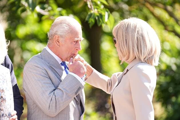 Entertainment Themen der Woche KW28 French President state visit to UK King Charles III, bids farewell to the President of France Emmanuel Macron s wife Brigitte Macron, at Windsor Castle, Berkshire, on day two of the French President s state visit to the UK. Picture date: Wednesday July 9, 2025., Credit:Aaron Chown Avalon UK, Windsor  Copyright: xAaronxChownx xAvalonx 1020013743