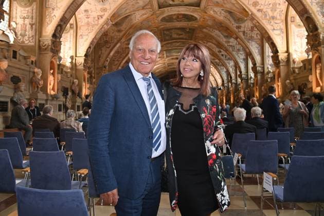 Franz Bulle ROTH (Ex Fussballprofi) mit Lebensgefaehrtin Helena von Sarkozy. Verleihung Bayerischer Verdienstorden im Antiquariat der Residenz in Muenchen am 09.07.2025