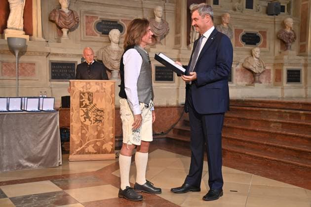 Juergen DREWS (Saenger,Musiker) erhaelt von Markus SOEDER (Ministerpraesident Bayern und CSU Vorsitzender) den Bayerischen Verdienstorden. Verleihung Bayerischer Verdienstorden im Antiquariat der Residenz in Muenchen am 09.07.2025
