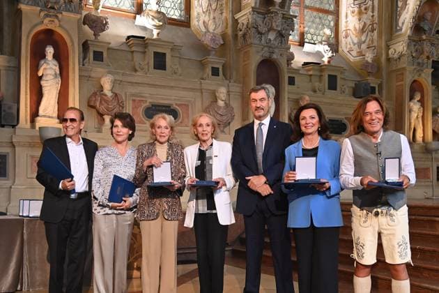 v.li:Michael HOLM,Janina HARTWIG,Alice und Ellen Kessler (Die Kessler Zwillinge),Markus SOEDER (Ministerpraesident Bayern und CSU Vorsitzender), Uschi von DAEMMRICH LUTTITZ,Juerge DREWS, Verleihung Bayerischer Verdienstorden im Antiquariat der Residenz in Muenchen am 09.07.2025