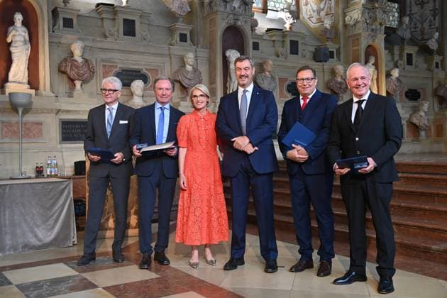 v.li:Marcel REIF,Gerd RUBENBAUER,Tanja MAY (Bild Chefin),Markus SOEDER (Ministerpraesident Bayern und CSU Vorsitzender),Robert POELZER, Fritz EGNER. Verleihung Bayerischer Verdienstorden im Antiquariat der Residenz in Muenchen am 09.07.2025