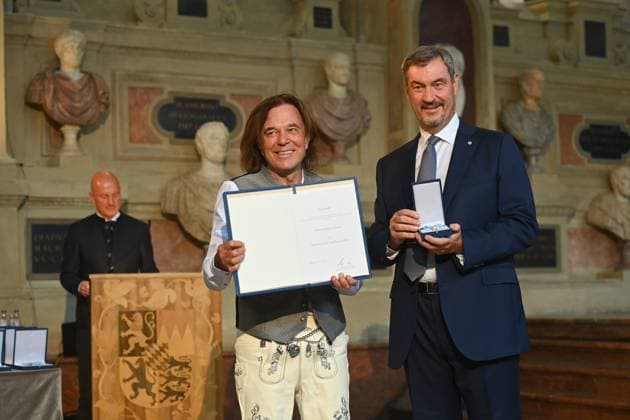 Juergen DREWS (Saenger,Musiker) erhaelt von Markus SOEDER (Ministerpraesident Bayern und CSU Vorsitzender) den Bayerischen Verdienstorden. Verleihung Bayerischer Verdienstorden im Antiquariat der Residenz in Muenchen am 09.07.2025
