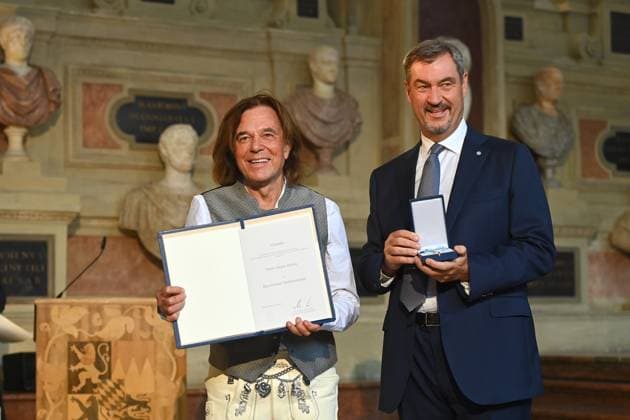 Juergen DREWS (Saenger,Musiker) erhaelt von Markus SOEDER (Ministerpraesident Bayern und CSU Vorsitzender) den Bayerischen Verdienstorden. Verleihung Bayerischer Verdienstorden im Antiquariat der Residenz in Muenchen am 09.07.2025