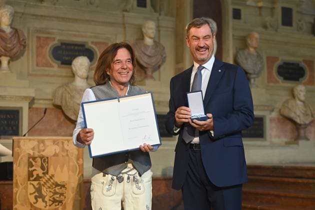 Juergen DREWS (Saenger,Musiker) erhaelt von Markus SOEDER (Ministerpraesident Bayern und CSU Vorsitzender) den Bayerischen Verdienstorden. Verleihung Bayerischer Verdienstorden im Antiquariat der Residenz in Muenchen am 09.07.2025