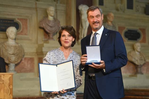 Janina HARTWIG erhaelt von Markus SOEDER (Ministerpraesident Bayern und CSU Vorsitzender) den Bayerischen Verdienstorden. Verleihung Bayerischer Verdienstorden im Antiquariat der Residenz in Muenchen am 09.07.2025