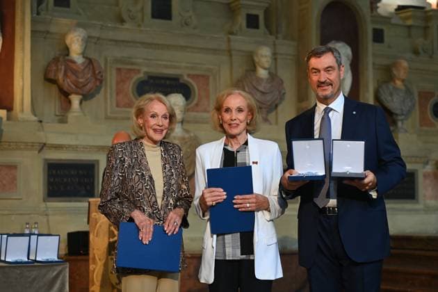 Alice und Ellen KESSLER (Die Kessler Zwillinge) erhalten von Markus SOEDER (Ministerpraesident Bayern und CSU Vorsitzender) den Bayerischen Verdienstorden. Verleihung Bayerischer Verdienstorden im Antiquariat der Residenz in Muenchen am 09.07.2025