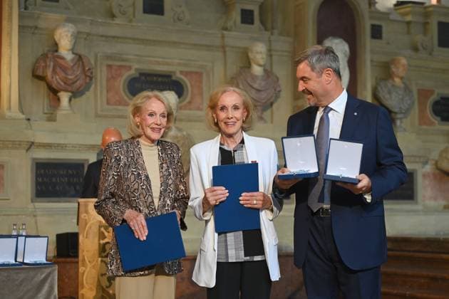Alice und Ellen KESSLER (Die Kessler Zwillinge) erhalten von Markus SOEDER (Ministerpraesident Bayern und CSU Vorsitzender) den Bayerischen Verdienstorden. Verleihung Bayerischer Verdienstorden im Antiquariat der Residenz in Muenchen am 09.07.2025
