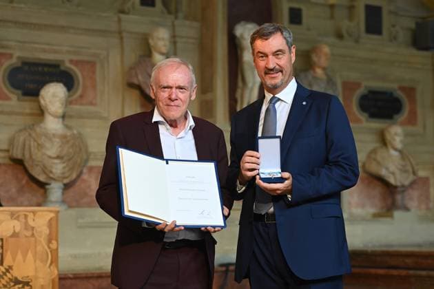 Hermann GERLAND erhaelt von Markus SOEDER (Ministerpraesident Bayern und CSU Vorsitzender) den Bayerischen Verdienstorden. Verleihung Bayerischer Verdienstorden im Antiquariat der Residenz in Muenchen am 09.07.2025
