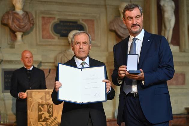 Alfred Fredi HEISS (EX Fussballspieler 1860 Muenchen) erhaelt von Markus SOEDER (Ministerpraesident Bayern und CSU Vorsitzender) den Bayerischen Verdienstorden. Verleihung Bayerischer Verdienstorden im Antiquariat der Residenz in Muenchen am 09.07.2025