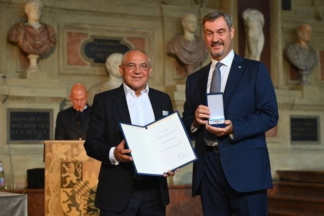 Felix MAGATH erhaelt von Markus SOEDER (Ministerpraesident Bayern und CSU Vorsitzender) den Bayerischen Verdienstorden. Verleihung Bayerischer Verdienstorden im Antiquariat der Residenz in Muenchen am 09.07.2025