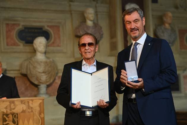 Michael HOLM (Saenger,Musiker) erhaelt von Markus SOEDER (Ministerpraesident Bayern und CSU Vorsitzender) den Bayerischen Verdienstorden. Verleihung Bayerischer Verdienstorden im Antiquariat der Residenz in Muenchen am 09.07.2025