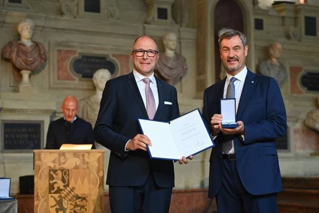 Alexander HOLD erhaelt von Markus SOEDER (Ministerpraesident Bayern und CSU Vorsitzender) den Bayerischen Verdienstorden. Verleihung Bayerischer Verdienstorden im Antiquariat der Residenz in Muenchen am 09.07.2025