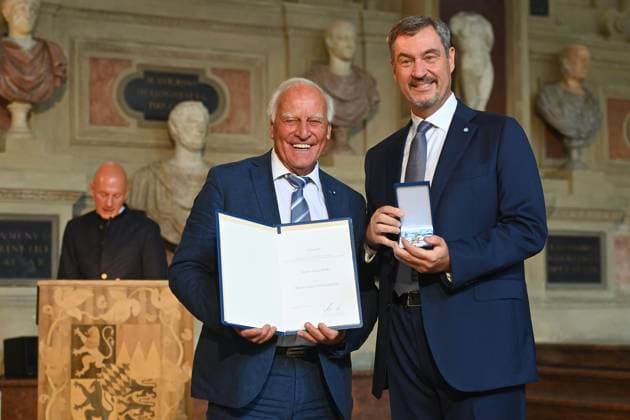 Franz Bulle ROTH erhaelt von Markus SOEDER (Ministerpraesident Bayern und CSU Vorsitzender) den Bayerischen Verdienstorden. Verleihung Bayerischer Verdienstorden im Antiquariat der Residenz in Muenchen am 09.07.2025