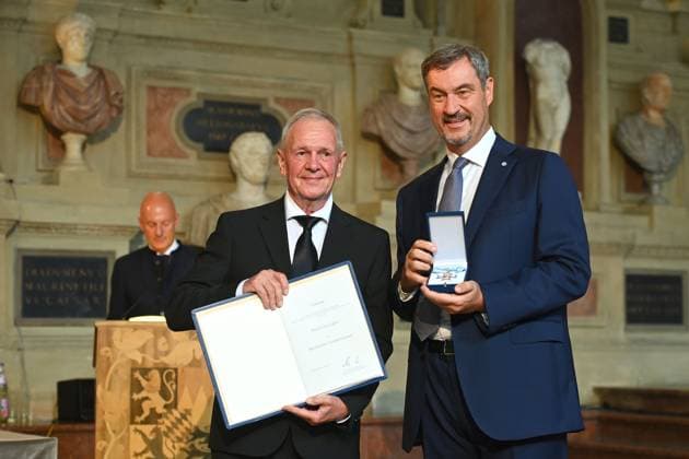 Fritz EGNER (Moderator) erhaelt von Markus SOEDER (Ministerpraesident Bayern und CSU Vorsitzender) den Bayerischen Verdienstorden. Verleihung Bayerischer Verdienstorden im Antiquariat der Residenz in Muenchen am 09.07.2025