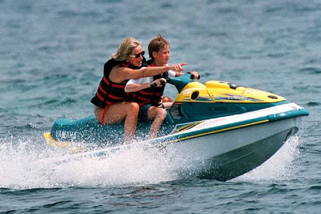 Info - Le prince Harry fête ses 40 ans le 15 septembre - Info - Le 31 août 2022, ce sera le 25 ème anniversaire de la mort de Diana, princesse de Galles - ARCHIVES - LADY DIANA EN VACANCES A SAINT TROPEZ AVEC SON FILS, LE PRINCE HARRY. FRENCH RIVIERA SAINT TROPEZ FRANCE JULY 1997. LADY DIANA AND HER SON, PRINCE HARRY, DURING HER LAST HOLIDAYS. Saint-Tropez France *** Info Prince Harry turns 40 on September 15 Info August 31, 2022 will be the 25th anniversary of the death of Diana, Princess of Wales ARCHIVES LADY DIANA ON HOLIDAY IN SAINT TROPEZ WITH HER SON, PRINCE HARRY FRENCH RIVIERA SAINT TROPEZ FRANCE JULY 1997 LADY DIANA AND HER SON, PRINCE HARRY, DURING HER LAST HOLIDAYS Saint Tropez France  Copyright: xAgencex xBestimagexAgencex xBestimagex