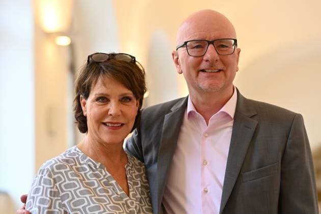 Janina HARTWIG (Schauspielerin) mit Lebensgefahrte Alexander PUTZ. Verleihung Bayerischer Verdienstorden im Antiquariat der Residenz in Muenchen am 09.07.2025