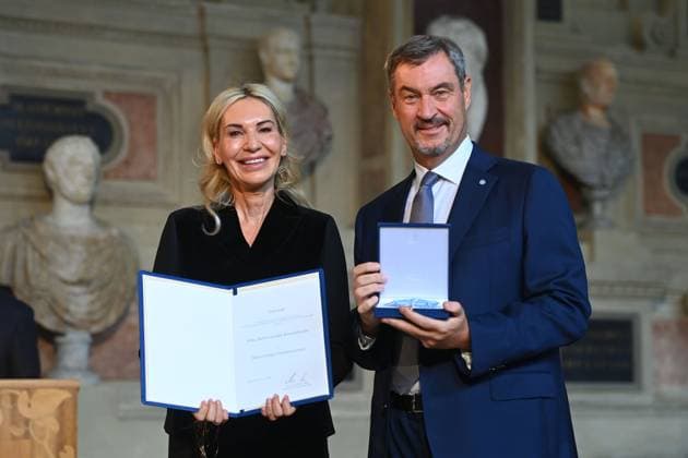Saskia GREIPL KOSTANTINIDIS erhaelt von Markus SOEDER (Ministerpraesident Bayern und CSU Vorsitzender) den Bayerischen Verdienstorden. Verleihung Bayerischer Verdienstorden im Antiquariat der Residenz in Muenchen am 09.07.2025
