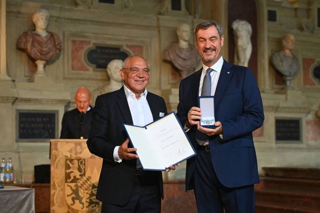 Felix MAGATH erhaelt von Markus SOEDER (Ministerpraesident Bayern und CSU Vorsitzender) den Bayerischen Verdienstorden. Verleihung Bayerischer Verdienstorden im Antiquariat der Residenz in Muenchen am 09.07.2025