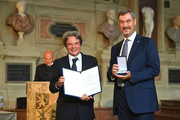 Michael KAEFER erhaelt von Markus SOEDER (Ministerpraesident Bayern und CSU Vorsitzender) den Bayerischen Verdienstorden. Verleihung Bayerischer Verdienstorden im Antiquariat der Residenz in Muenchen am 09.07.2025