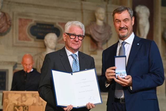 Marcel REIF erhaelt von Markus SOEDER (Ministerpraesident Bayern und CSU Vorsitzender) den Bayerischen Verdienstorden. Verleihung Bayerischer Verdienstorden im Antiquariat der Residenz in Muenchen am 09.07.2025