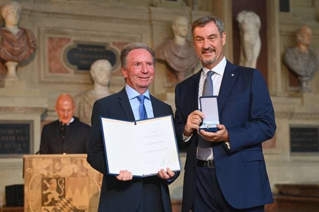 Gerd RUBENBAUER erhaelt von Markus SOEDER (Ministerpraesident Bayern und CSU Vorsitzender) den Bayerischen Verdienstorden. Verleihung Bayerischer Verdienstorden im Antiquariat der Residenz in Muenchen am 09.07.2025