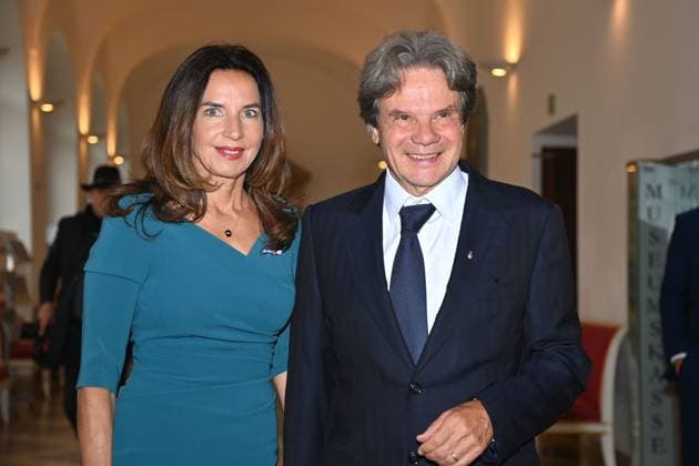 Michael KAEFER (Gross-Gastronom), mit Ehefrau Clarissa, Verleihung Bayerischer Verdienstorden im Antiquariat der Residenz in Muenchen am 09.07.2025
