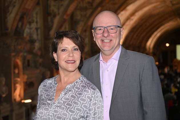 Janina HARTWIG (Schauspielerin) mit Lebensgefahrte Alexander PUTZ. Verleihung Bayerischer Verdienstorden im Antiquariat der Residenz in Muenchen am 09.07.2025