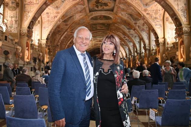 Franz Bulle ROTH (Ex Fussballprofi) mit Lebensgefaehrtin Helena von Sarkozy. Verleihung Bayerischer Verdienstorden im Antiquariat der Residenz in Muenchen am 09.07.2025