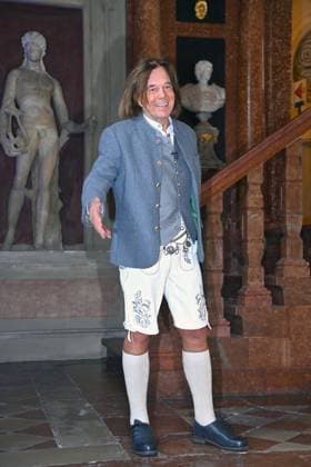 Juergen DREWS (Saenger), in weissen Lederhosen,Tracht, Einzelbild,Freisteller,Ganzkoerperaufnahme,ganze Figur. Verleihung Bayerischer Verdienstorden im Antiquariat der Residenz in Muenchen am 09.07.2025