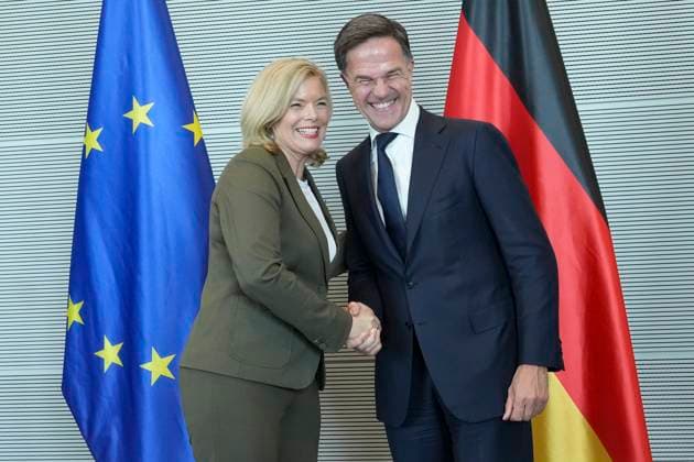 News Themen der Woche KW28 Empfang von NATO Generalsekretaer Rutte durch Bundestagspraesidentin Kloeckner Bundestagspraesidentin Julia Kloeckner gemeinsam mit NATO Generalsekretaer Mark Rutte freudig und gut gelaunt beim Empfang im Reichstagsgebaeude und Deutschen Bundestag, Berlin, 09.07.2025 *** Reception of NATO Secretary General Rutte by Bundestag President Kloeckner Bundestag President Julia Kloeckner together with NATO Secretary General Mark Rutte in a happy and cheerful mood at the reception in the Reichstag building and German Bundestag, Berlin, 09 07 2025