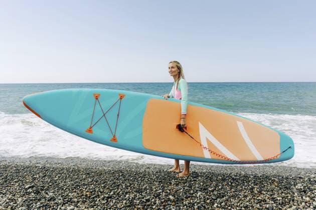 Junge sportliche blonde Frau steht am Strand und hält SUP surfen Young athletic blonde woman stands on the beach and holds SUP surf Copyright: imageBROKER TITOVAxILONA ibxiqx14181943.jpg ,model released, Symbolfoto ,property released