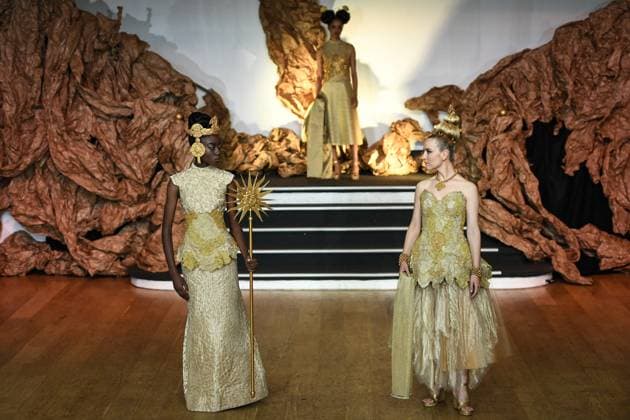 PFW - Franck Sorbier Runway in Paris FA Models walk the runway for a collection by Franck Sorbier as part of Paris Fashion Week at the Pavillon Wagram in Paris, on July 9, 2025. Photo by Firas Abdullah ABACAPRESS.COM Paris Ile-de-France France  Copyright: xAbdullahxFiras ABACAx