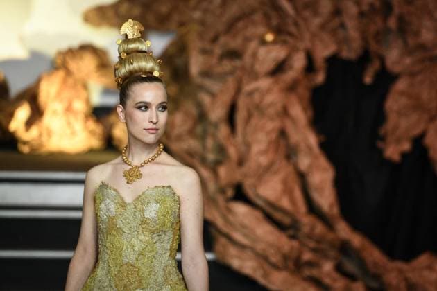 PFW - Franck Sorbier Runway in Paris FA A model walks the runway for a collection by Franck Sorbier as part of Paris Fashion Week at the Pavillon Wagram in Paris, on July 9, 2025. Photo by Firas Abdullah ABACAPRESS.COM Paris Ile-de-France France  Copyright: xAbdullahxFiras ABACAx