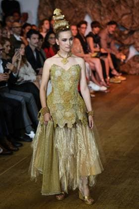 PFW - Franck Sorbier Runway in Paris FA A model walks the runway for a collection by Franck Sorbier as part of Paris Fashion Week at the Pavillon Wagram in Paris, on July 9, 2025. Photo by Firas Abdullah ABACAPRESS.COM Paris Ile-de-France France  Copyright: xAbdullahxFiras ABACAx