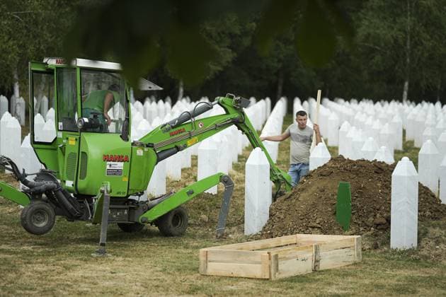 News Themen der Woche KW28 Bosnia marks 30th anniversary of Srebrenica genocide POTOCARI, BOSNIA AND HERZEGOVINA - JULY 9: Grave sites at the Potocari Memorial Cemetery are dug for 7 victims whose bodies were found in mass graves and will be buried during the commemoration ceremonies on the 30th anniversary of the genocide committed by Serbs in Srebrenica in Bosnia and Herzegovina on July 9, 2025. Samir Jordamovic Anadolu Potocari Bosnia and Herzegovina. Editorial use only. Please get in touch for any other usage.  Copyright: x2025xAnadoluxSamirxJordamovicx