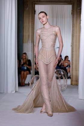 Défilé Ashi Studio Collection Haute Couture Automne Hiver 2025 2026 lors de la Fashion Week de Paris PFW , France, le 8 juillet 2025 Runway during the Ashi Studio Haute Couture Fall Winter 2025 2026 show as part of Paris Fashion Week on July 08, 2025 in Paris, France Paris France  Copyright: xAgencex xBestimagexAgencex xBestimagex