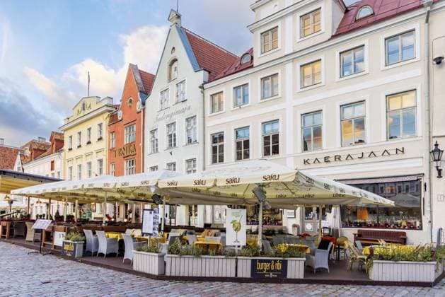 Tallinn, Estland 19. Oktober 2022: Stadtbild mit Restaurants am Rathausmarkt im Zentrum der mittelalterlichen Altstadt von Tallinn in Estland Unesco Weltkulturerbe Tallinn, Estonia - October 19, 2022: Cityscape with restaurants at town hall market square in the center of old medieval town of Tallinn in Estonia Unesco world heritage site Copyright: imageBROKER HildaxWeges ibxiqx13834024.jpg